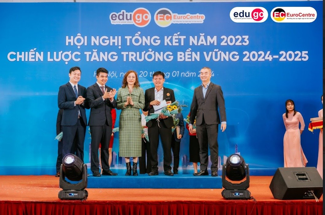  (Trao giải thưởng cho Chi nhánh văn phòng đạt thành tích xuất sắc trong năm 2023)