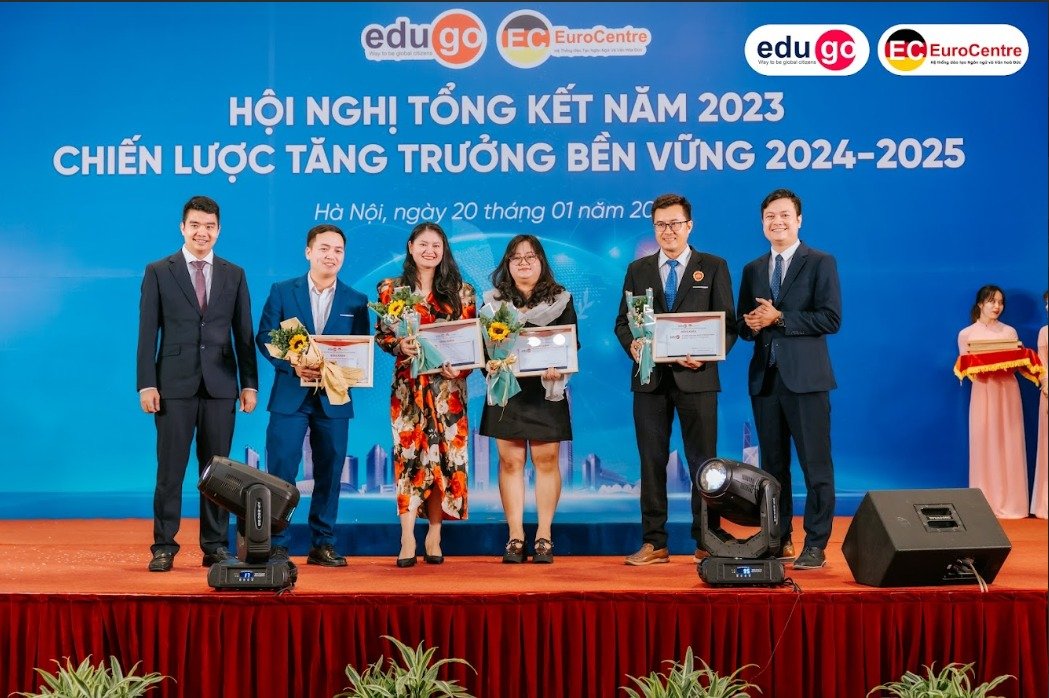 (Trao giải thưởng cho Chi nhánh văn phòng đạt thành tích xuất sắc trong năm 2023)