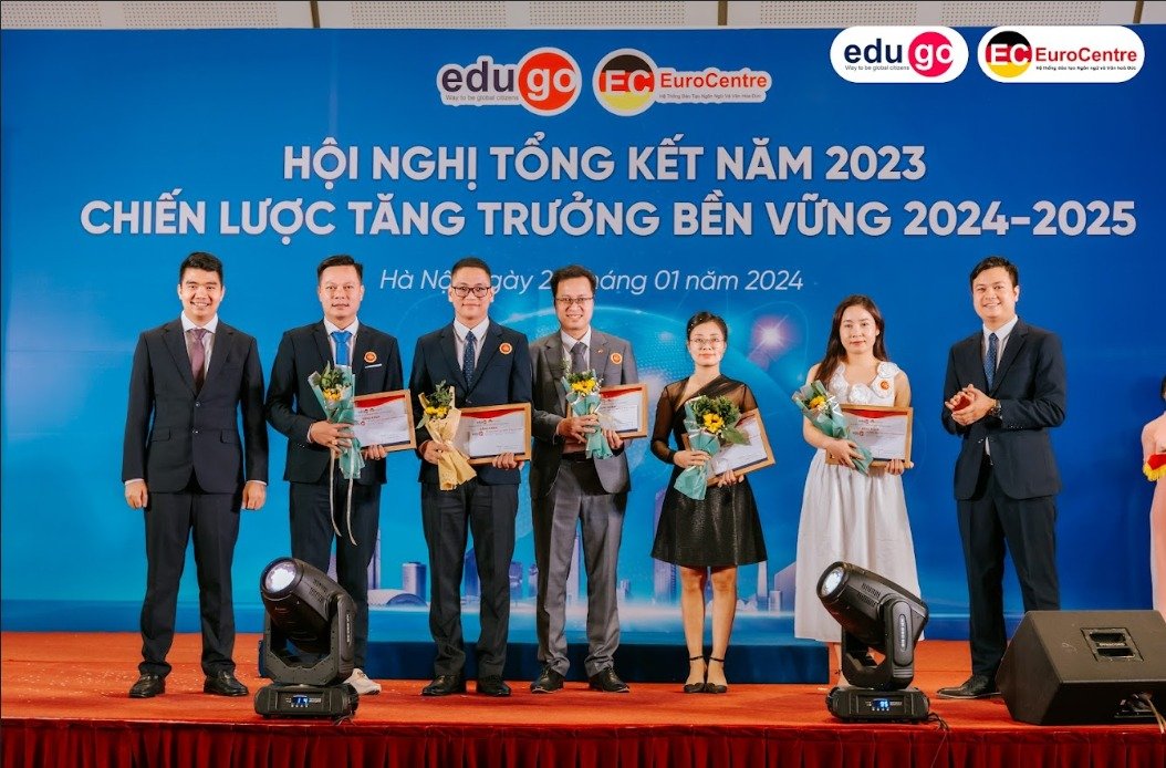  (Trao giải thưởng cho Chi nhánh văn phòng đạt thành tích xuất sắc trong năm 2023)