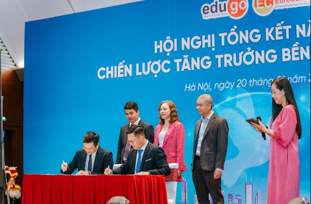(BĐH EduGo Miền Nam - Phó Tổng Giám Đốc Ông Trần Viết Thành ký kết chỉ tiêu trong năm tới)