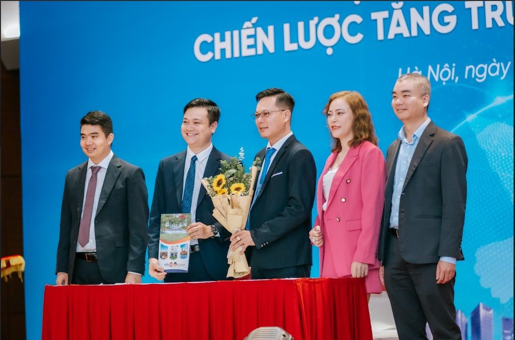 (BĐH EduGo Miền Nam - Phó Tổng Giám Đốc Ông Trần Viết Thành ký kết chỉ tiêu trong năm tới)