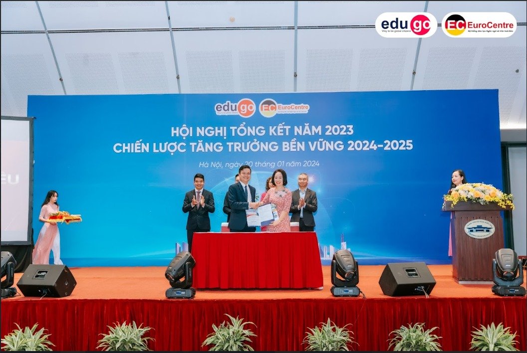 (Tổng Giám Đốc EduGo Miền Trung ký  và cam kết chỉ tiêu trong năm tới)