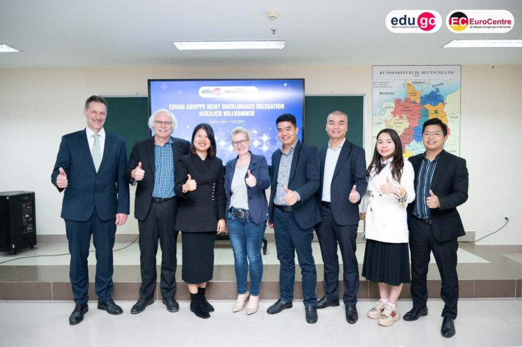 Đại diện hai bên tham gia buổi giao lưu